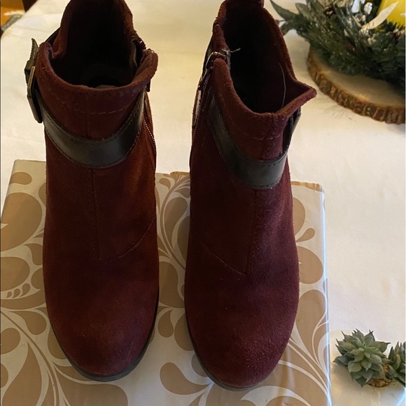 Bare traps burgundy suede ankle boots; 7.5 - Picture 2 of 6